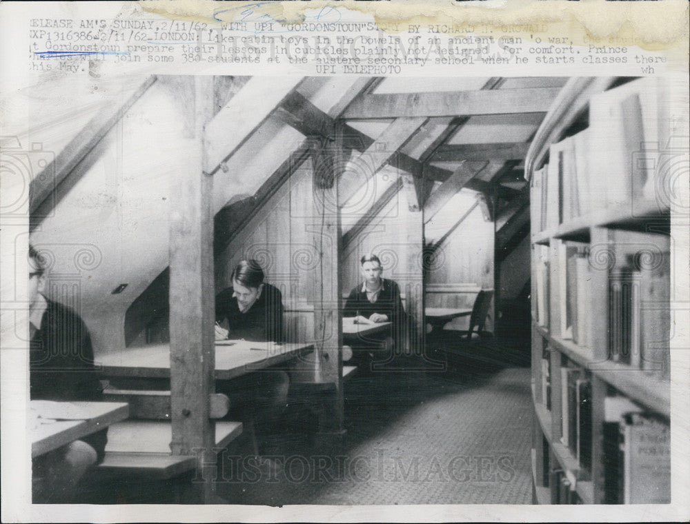 1962 Press Photo Gordonstown  school room in England - Historic Images