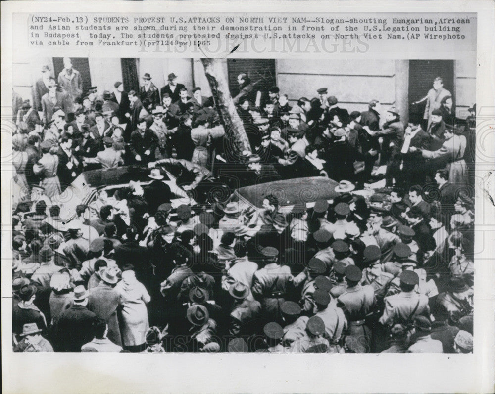 1965 Press Photo Student protest of Vietnam attacks - Historic Images