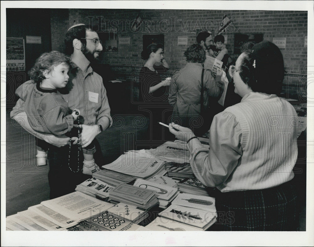 1991 Press Photo Jeff Schneiderman and daughter talk to Dale Amdur - Historic Images