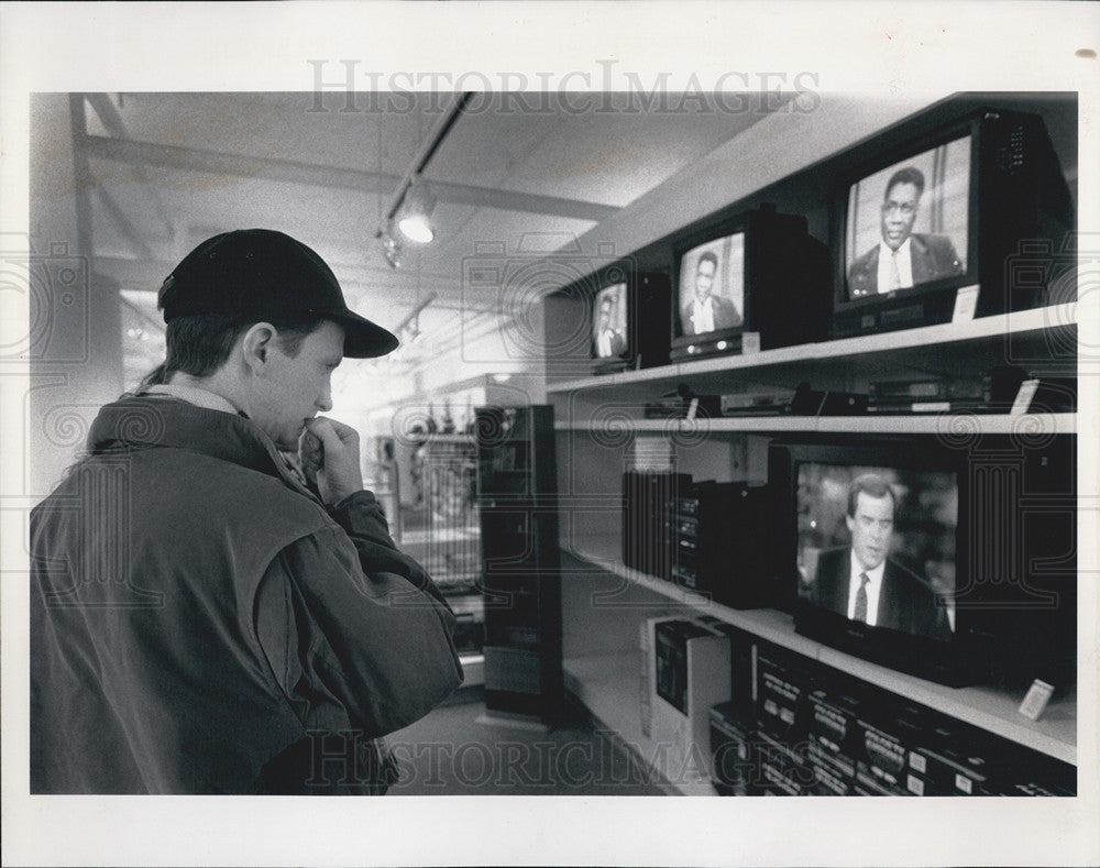 1991 Press Photo Man Watches CNN News 1st Reports Of Persian War - Historic Images