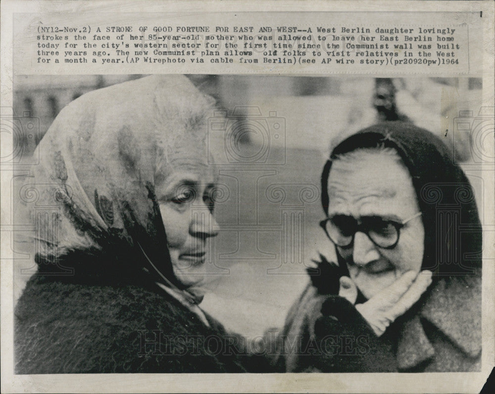 1964 Press Photo Mother And Daughter Meet For 1st Time Since Berlin Wall Built - Historic Images