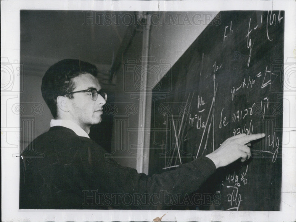 1959 Press Photo HenryTrachtenberg works out a problem at Israels Institute of - Historic Images