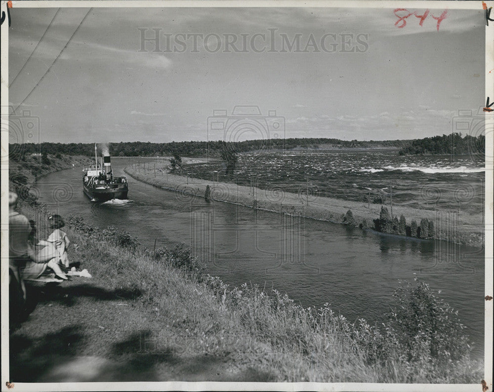 1948 Press Photo Freighter in Canal Soulange in Canada - Historic Images