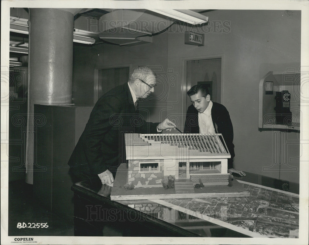 1962 Press Photo George Ramsen &amp; Henry Kaye with a model at Lane Tech HS - Historic Images