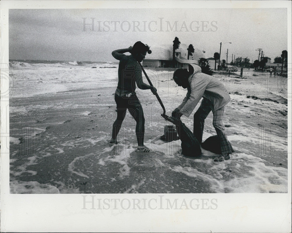 1975 Press Photo people make sandbags for Hurricane Eloise in Florida - Historic Images