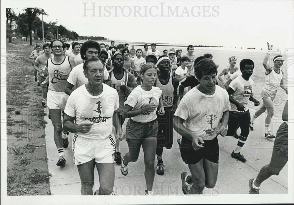 1978 Press Photo Patty Wilson 16, jogs along lake Mayor Michael Bilandic. - Historic Images