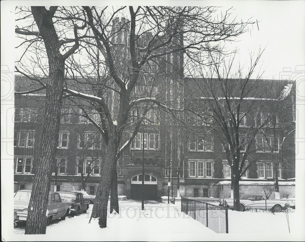 1964 Press Photo Famed Englewood High School towers. 6200 S. Stewart. - Historic Images