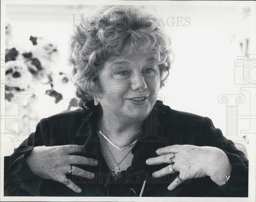 1985 Press Photo Actress Shelley Winters talks about her forthcoming play. - Historic Images