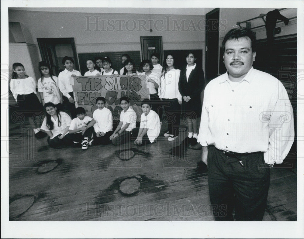 1993 Press Photo Det Jorge Nievess and students at U of Ill - Historic Images