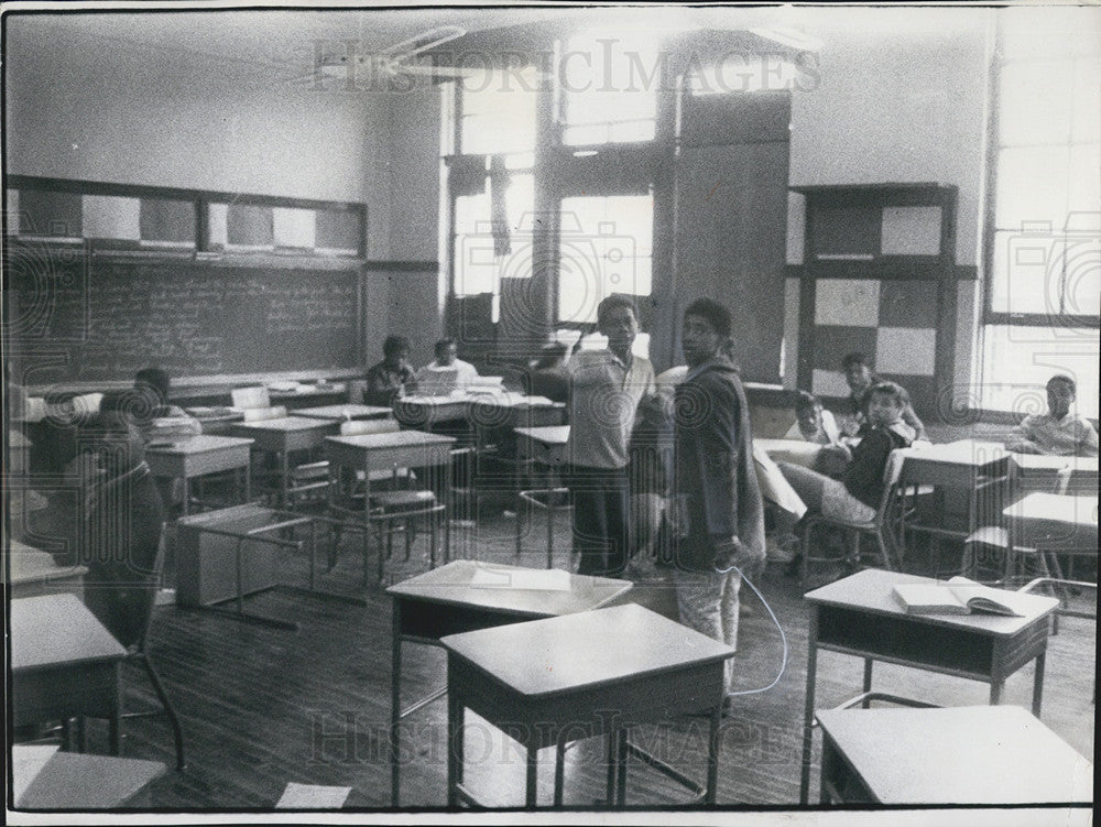 1970 Press Photo Students in a classroom in Illinois - Historic Images