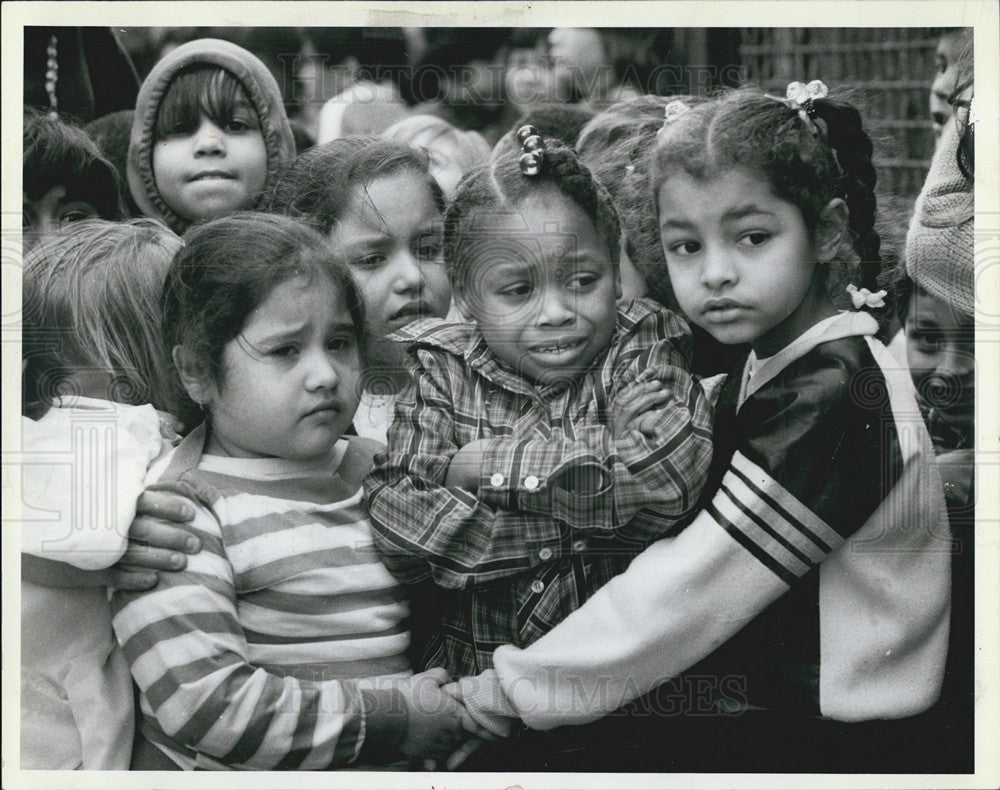 1985 Press Photo First Graders Huddle For Warmth - Historic Images