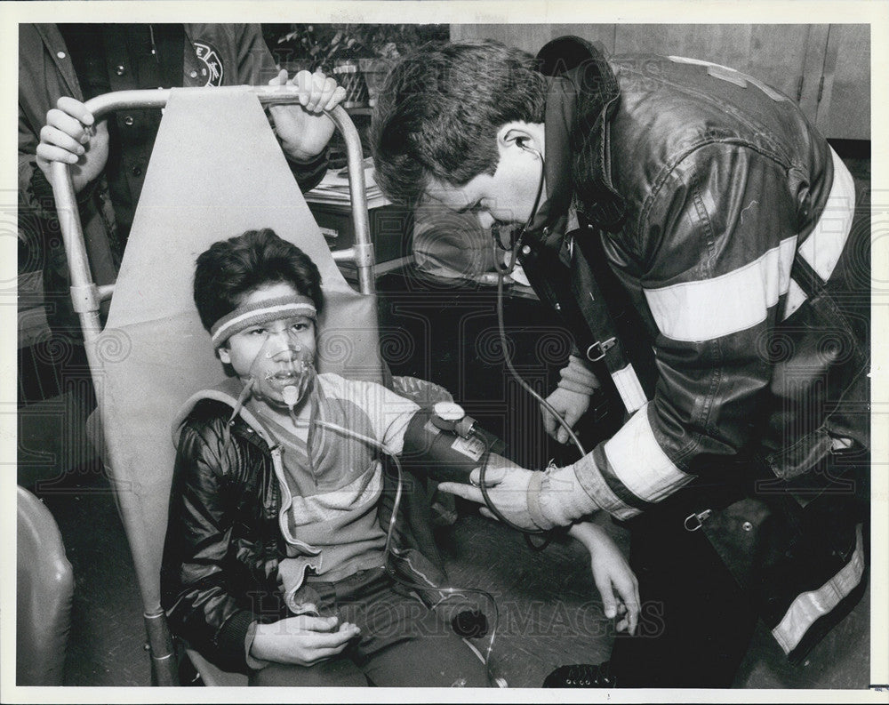 1985 Press Photo Andy Carrea Medical Attention Emmerson House - Historic Images