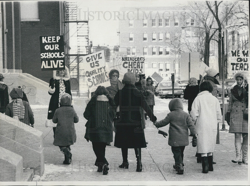 1972 Press Photo Parents picket Lincoln Elementary School for teacher cut backs - Historic Images