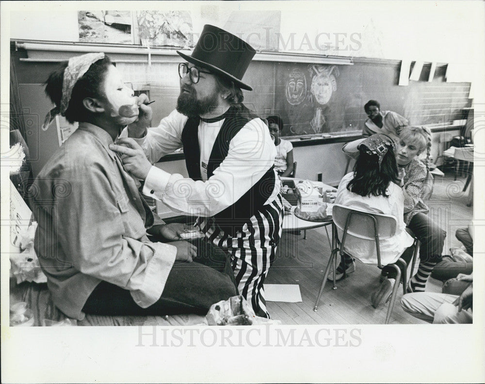 1982 Press Photo Cultural Arts Day In Lincoln School Girl Gets Clown Face - Historic Images