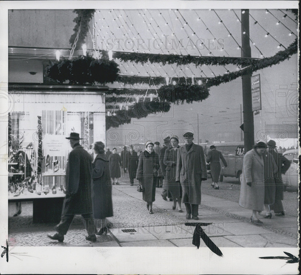 1958 Press Photo Berlin,Germany Christmas shoppers - Historic Images