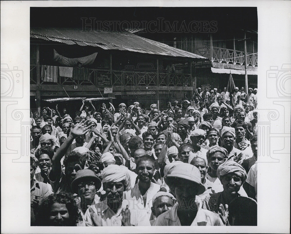 Press Photo Port Blair Bay of Bengal crowds in srtreets - Historic Images