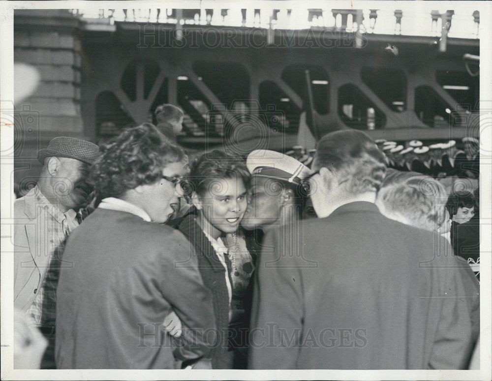 1963 Press Photo A French Soldier says his goodbyes - Historic Images