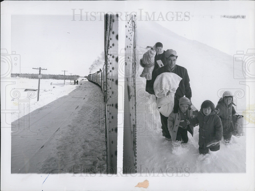 1958 Press Photo Family Walks Through Snowdrift After Train Drop Off In Canada - Historic Images