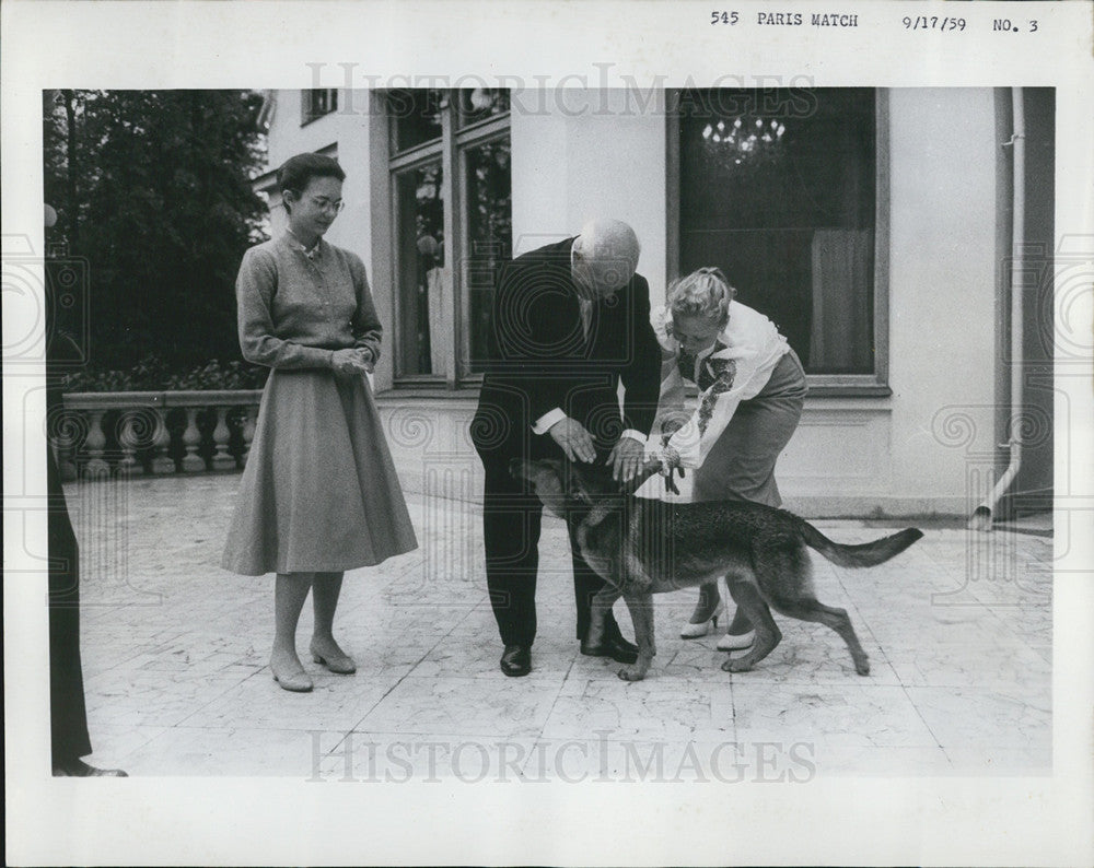 1959 Press Photo Khrushchev&#39;s Daughter Yelena And Granddaughter With Their Dog - Historic Images