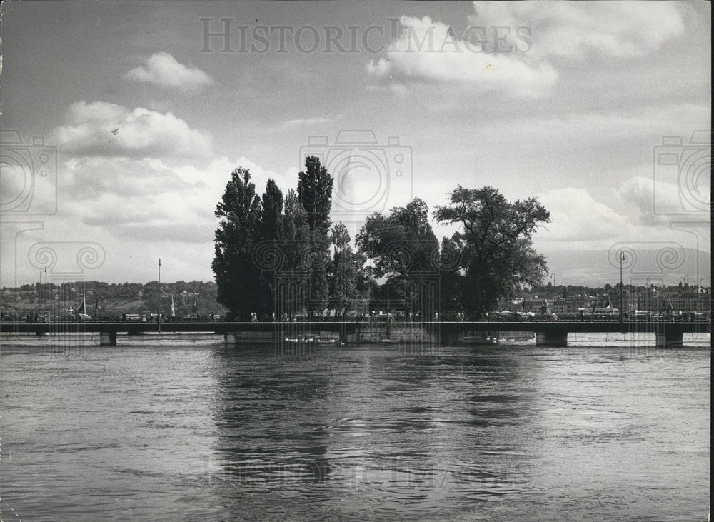 Press Photo J.J. Rousseau-Insel in Genf, Switzerland - Historic Images