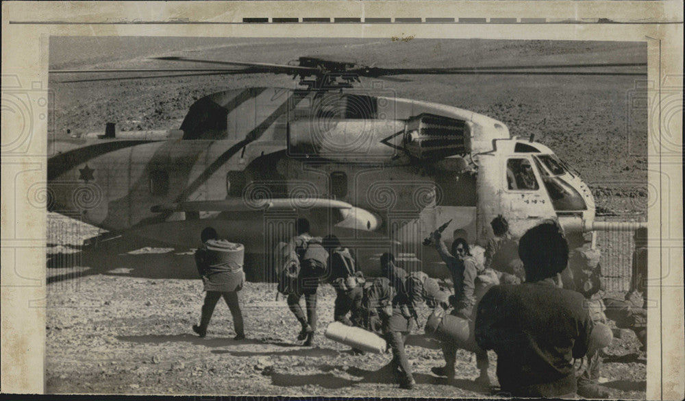 1974 Press Photo Israeli soldiers  and their helicopter - Historic Images