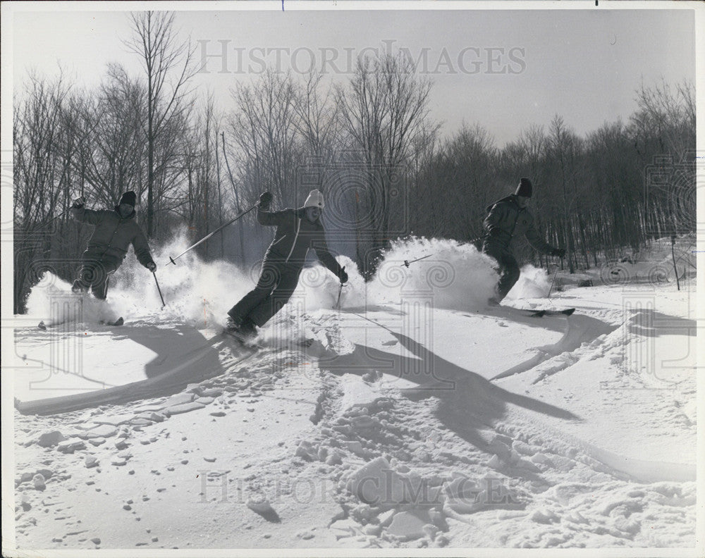 1975 Press Photo Beginners experts skiing in the Eastern Townships. - Historic Images