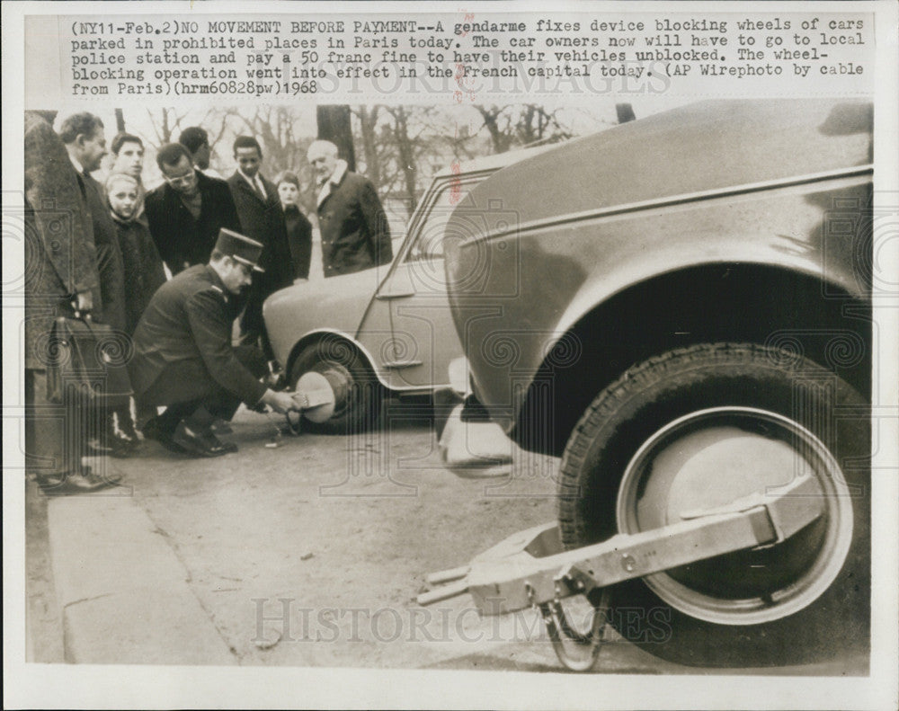 1968 Press Photo Gendarme parked in prohibited places Paris - Historic Images