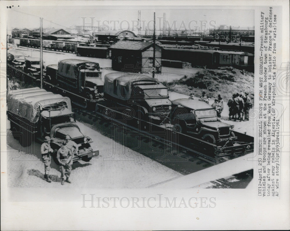 1961 Press Photo French military vehicles and troops shown at the French border - Historic Images