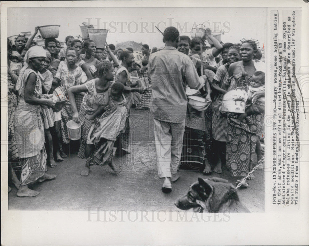 1961 Press Photo Hungry women wait as an official distributes food - Historic Images