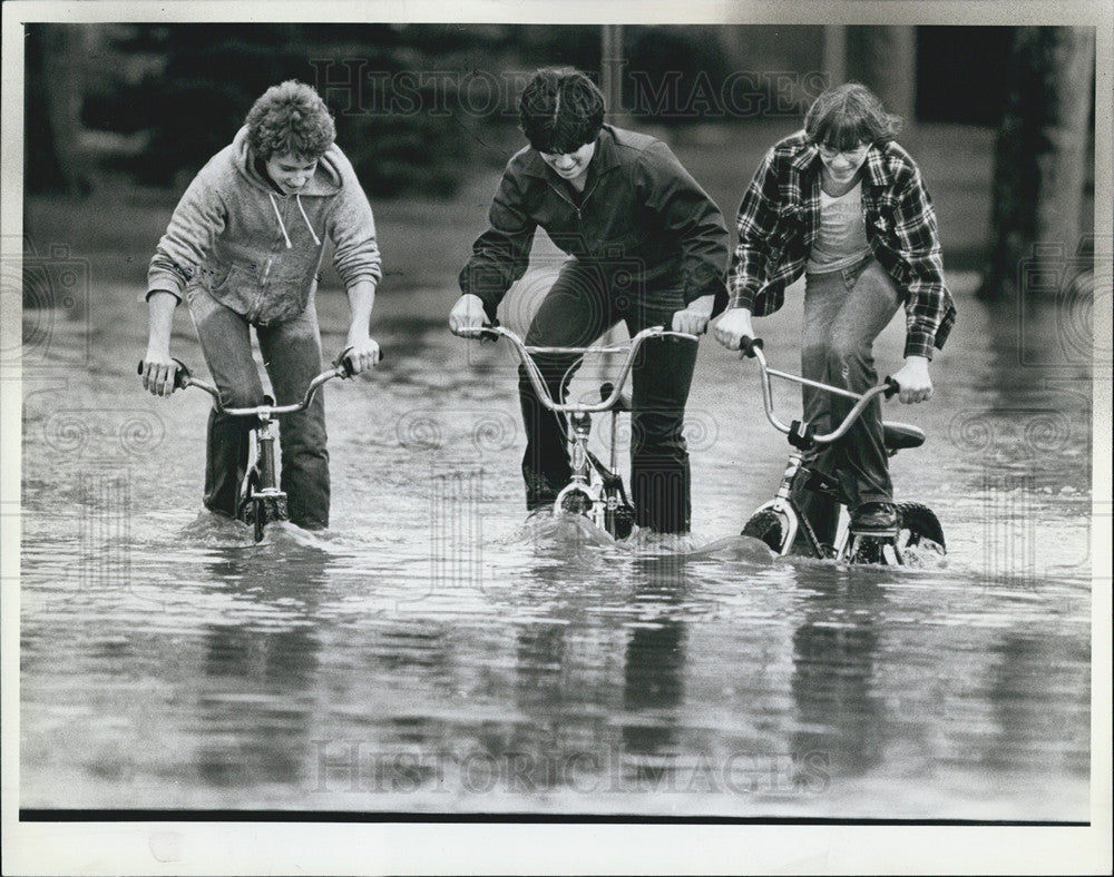 1982 Press Photo Calumet City kids peddle their bikes along 166th Street flood. - Historic Images