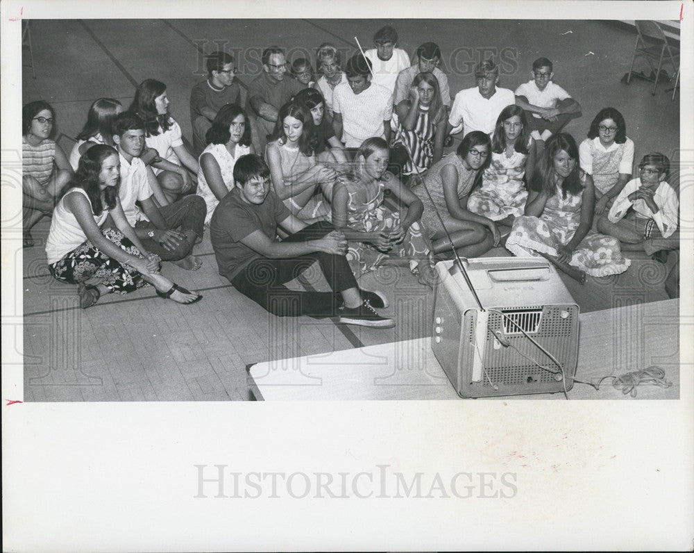 1969 Press Photo Youth Council of 1st United Meth Church at moon watching party - Historic Images