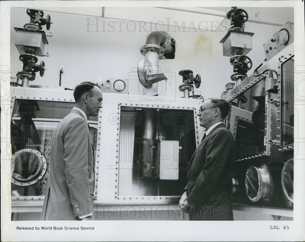 1969 Press Photo Dr Persa Bell with astronaut Michael Collins talk moon rocks - Historic Images