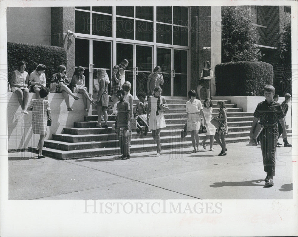 1969 Press Photo 8th graders Bussed To FL Univ Because School Isn&#39;t Finished - Historic Images