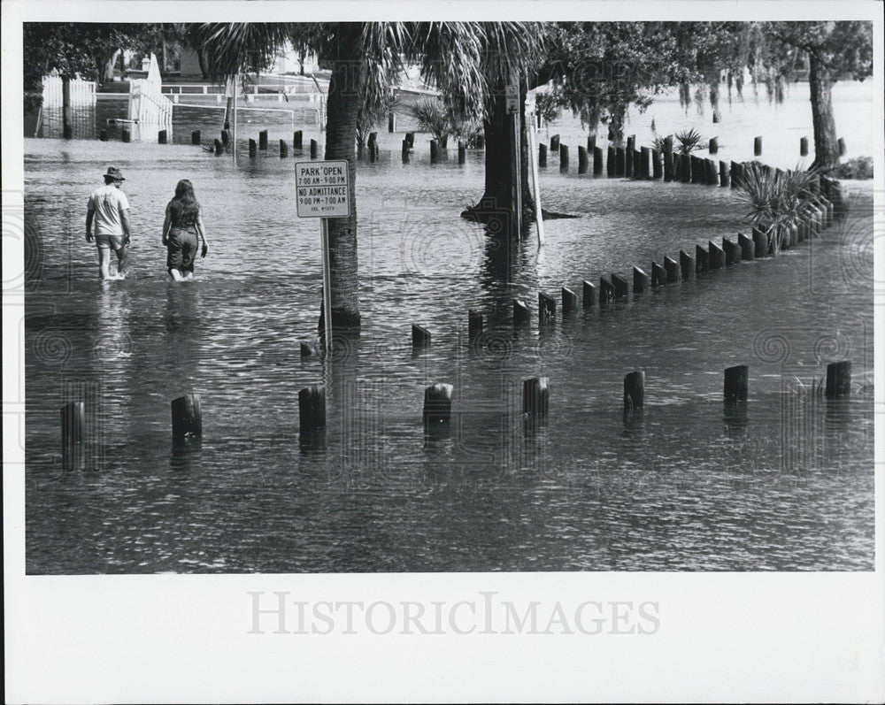 1982 Press Photo 40th Avenue South Bridge Coquina Key Park Evacuation Flooding - Historic Images