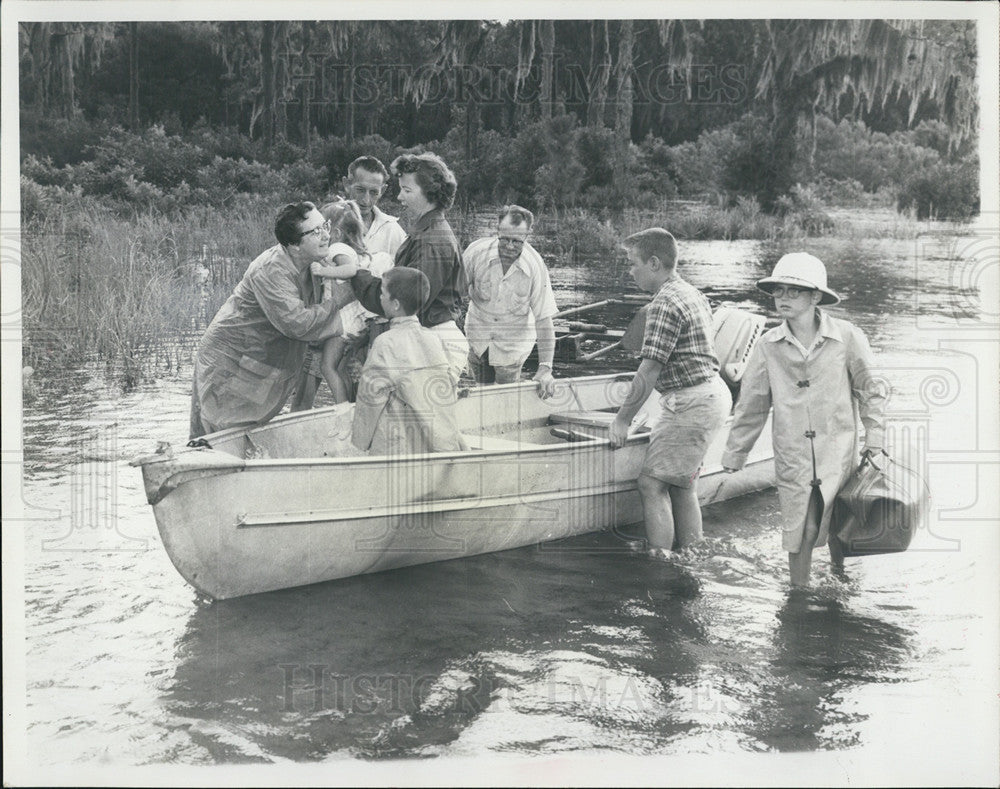 1960 Press Photo Picking up neighbors after flooding along the Anclote River - Historic Images