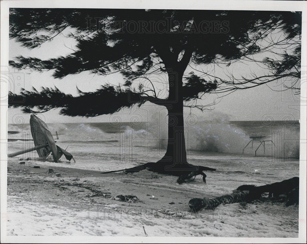 1960 Press Photo Storms Bring Large Waves Onto St. Petersburg Florida Gulf Beach - Historic Images