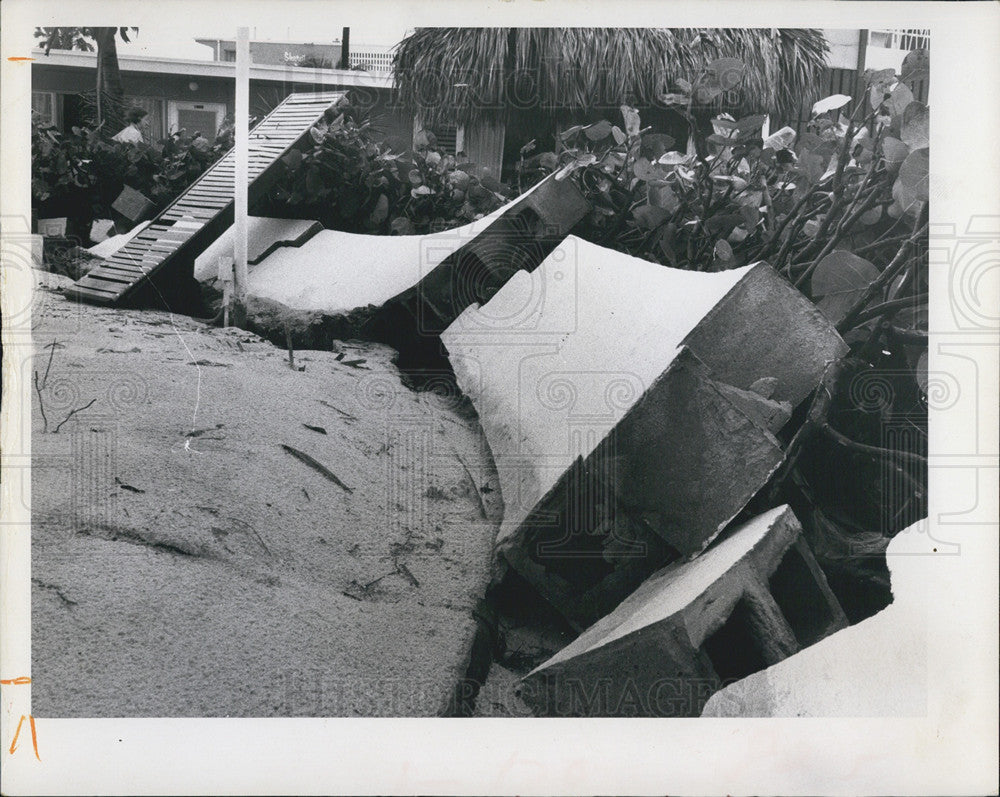 1969 Press Photo Florida Storm Seawall Sand Castle Lido Beach - Historic Images