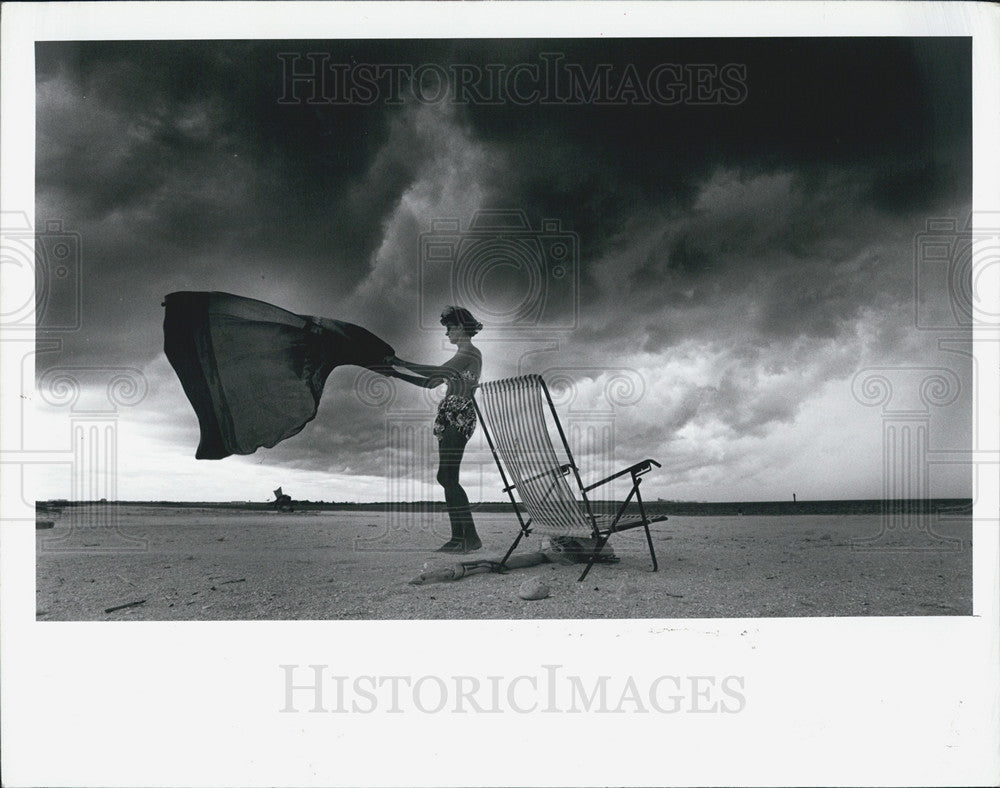 1989 Press Photo Linda Damsky leaving Honeymoon Island before downpour - Historic Images