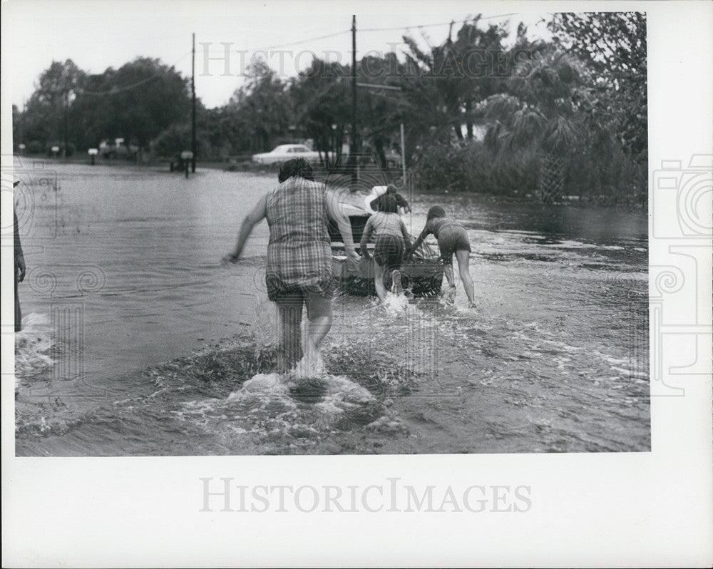 1972 Press Photo Tony House &amp; Mrs. Ned House during Hurricane Agnes - Historic Images