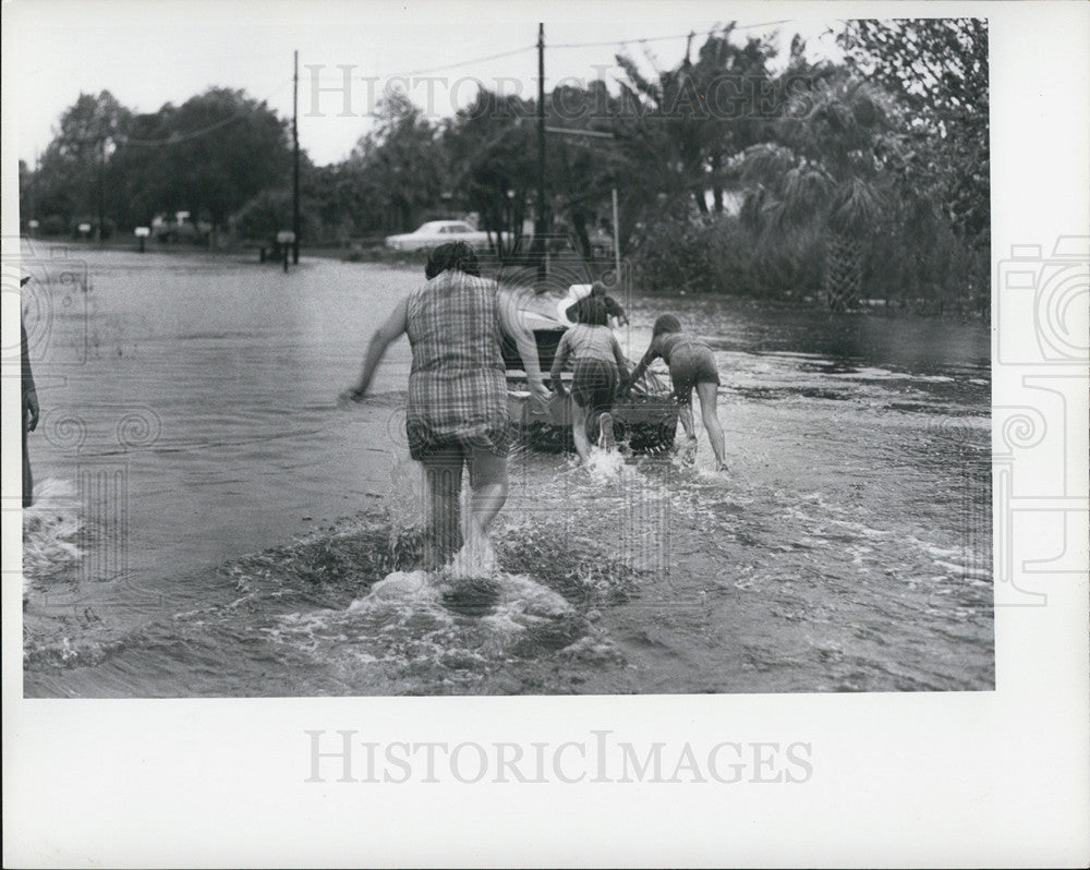 1972 Press Photo Tony House & Mrs. Ned House during Hurricane Agnes - Historic Images