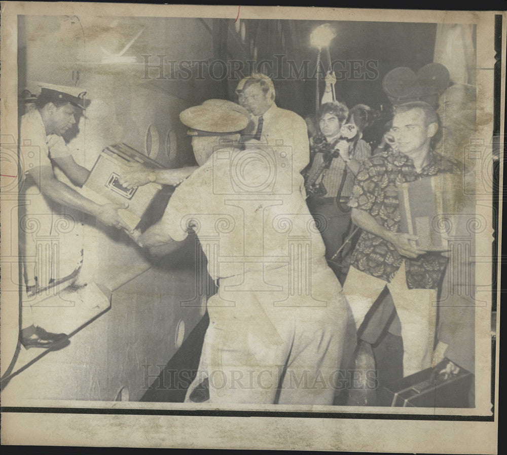 1973 Press Photo Crew of The Skyward unload medical supplies in Miami - Historic Images