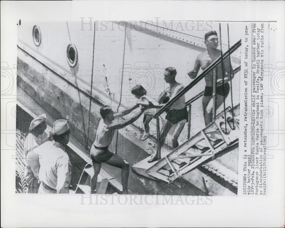 1961 Press Photo Hostage Passengers Taken Off Portuguese Liner Santa Maria - Historic Images