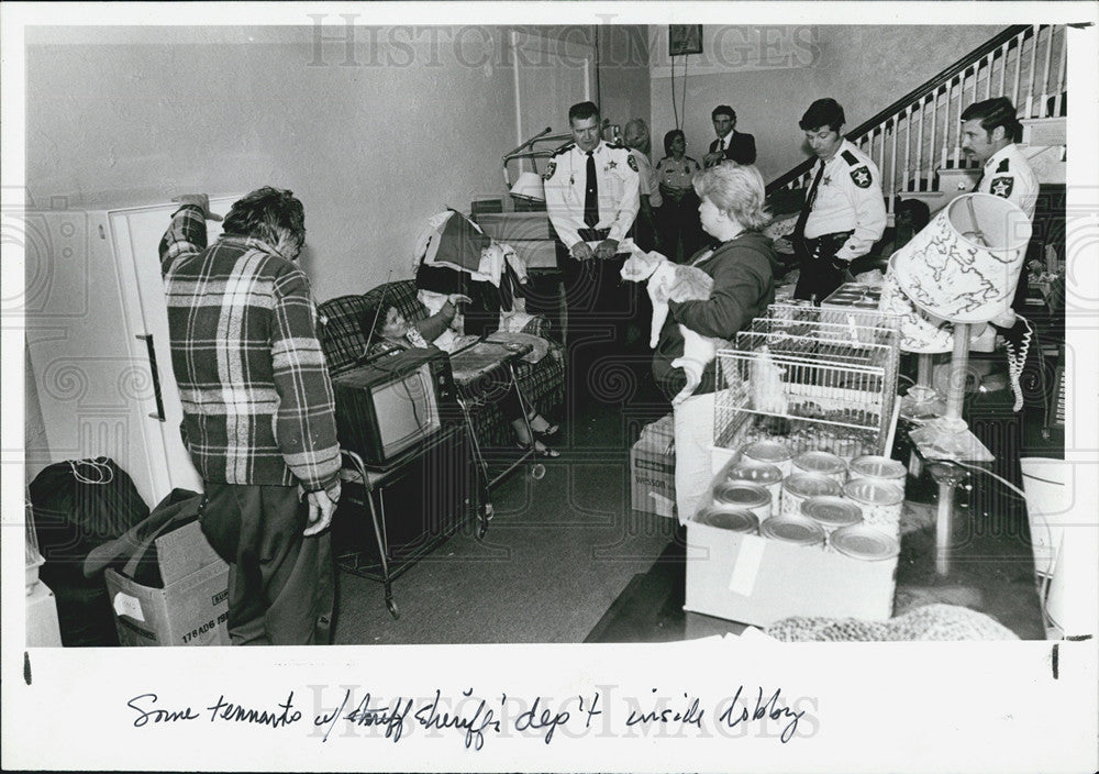 1987 Press Photo Sheriffs deputies and tenatns new England Hotel Closing - Historic Images