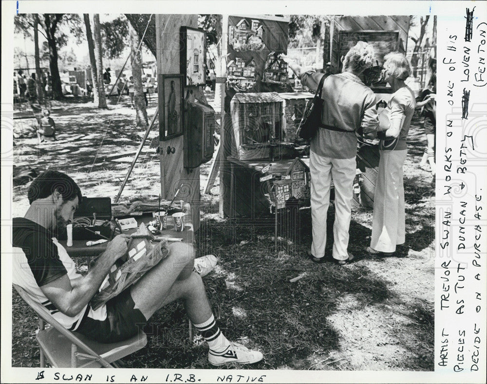 1980 Press Photo Artist Trevor Shaw works on one of his pieces as Tut Duncan and - Historic Images