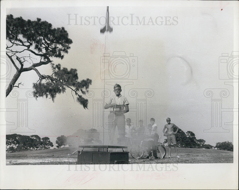 1987 Press Photo Successful rocket launch for Mike Robison - Historic Images