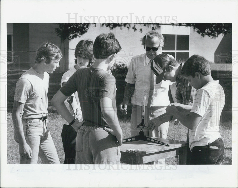 1984 Press Photo Teacher Ken shoup and his students - Historic Images