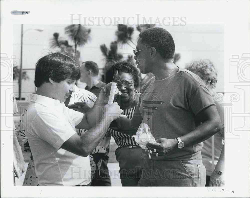 1986 Press Photo Les Gold &amp; Plumb Elementary School students &amp; Rudy Miller - Historic Images