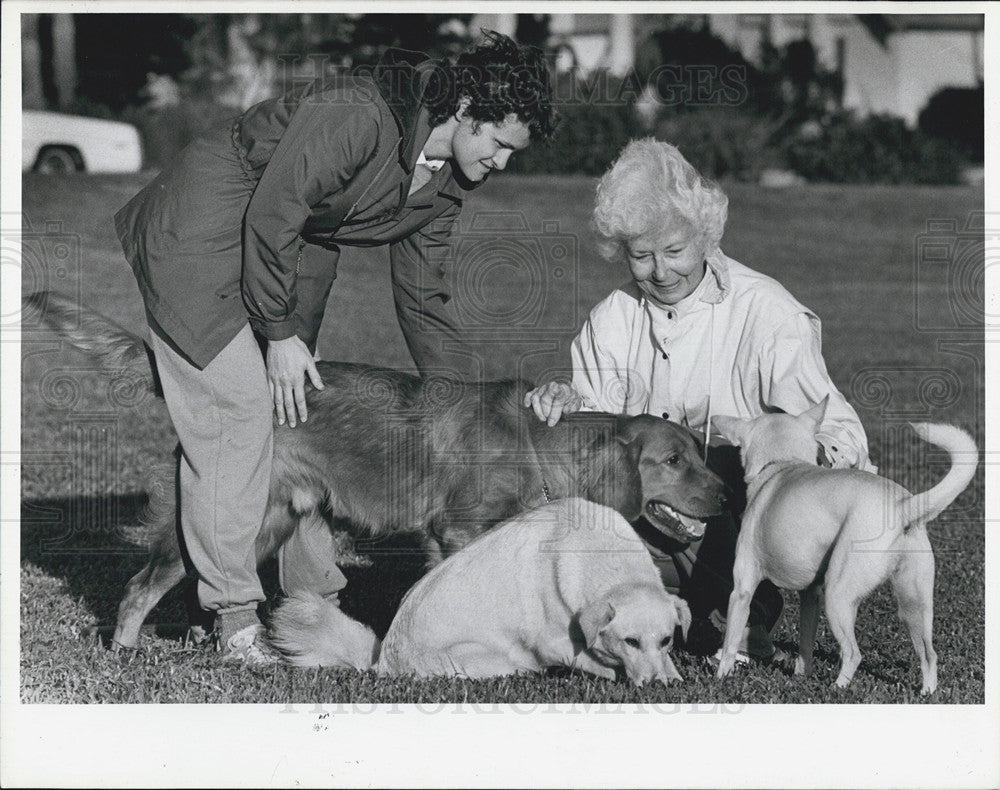 1985 Press Photo Terri Woods, Jean Gray, Dogs - Historic Images