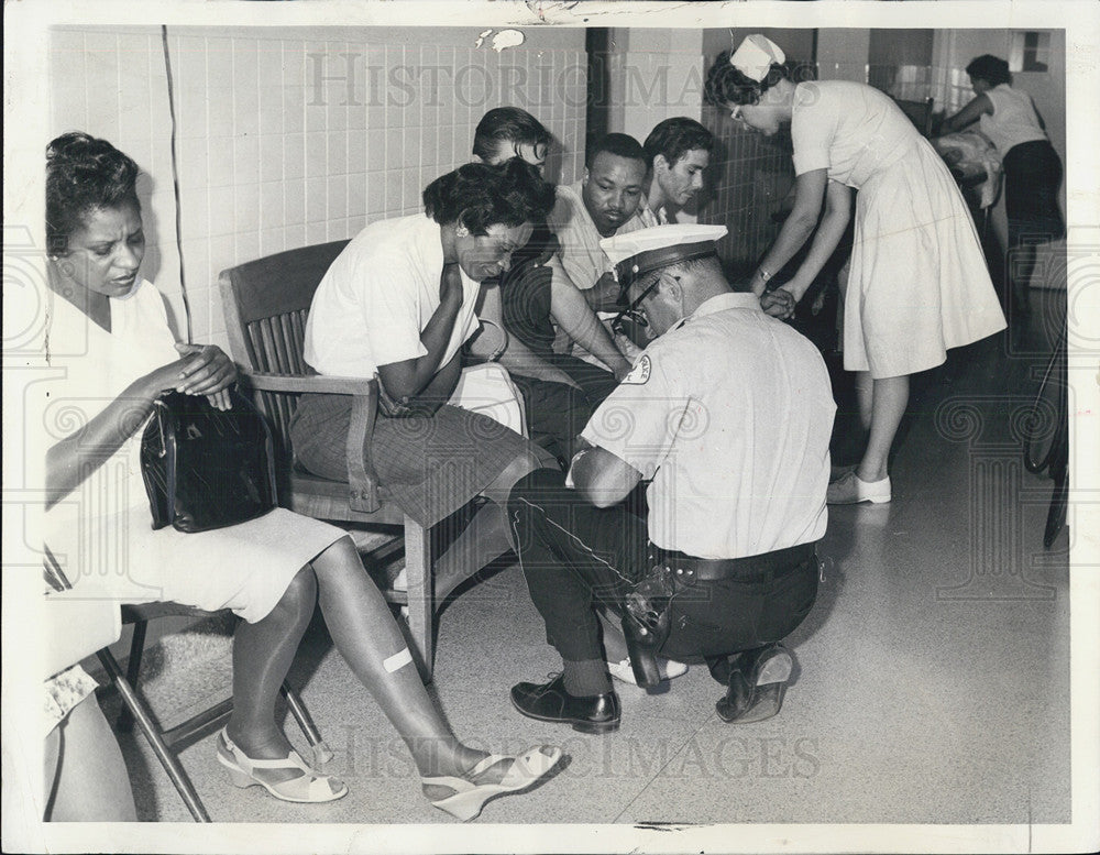 1964 Press Photo Bus Accident Victims - Historic Images