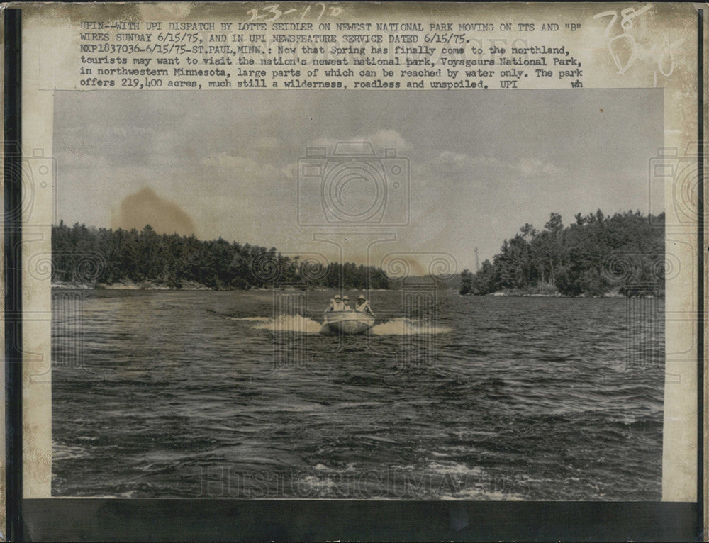 1975 Press Photo Boating on Voyageurs Natl Park in northwestern Minnesota - Historic Images